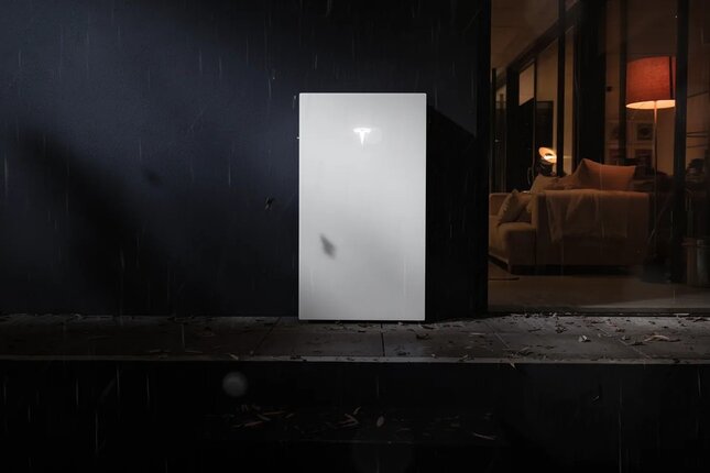 Batteriespeicher Powerwall 3P an einer Hauswand