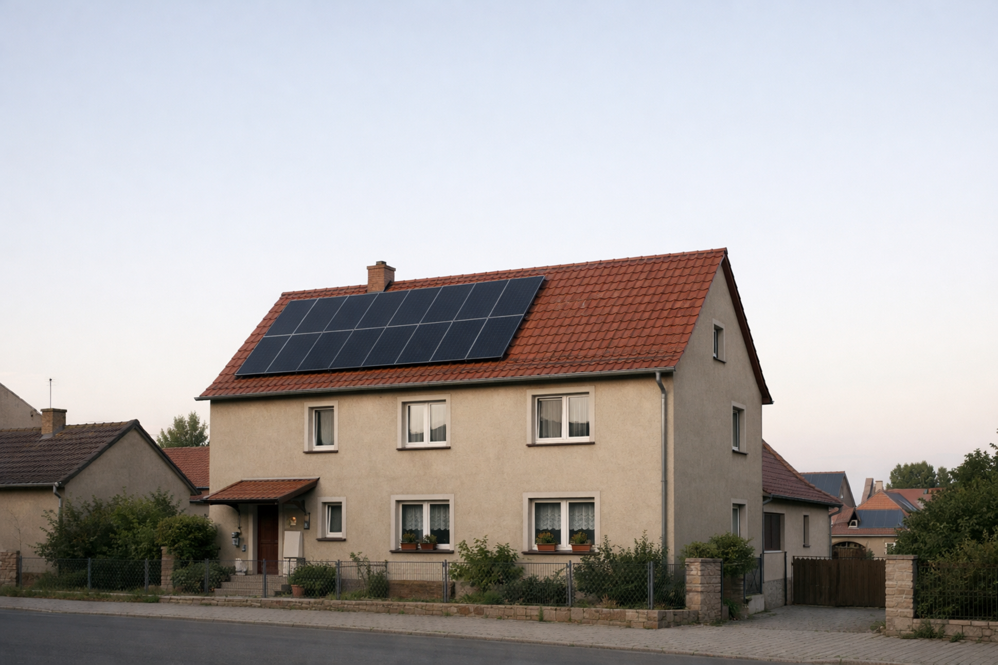 Haus mit Solarzellen im Abendlicht