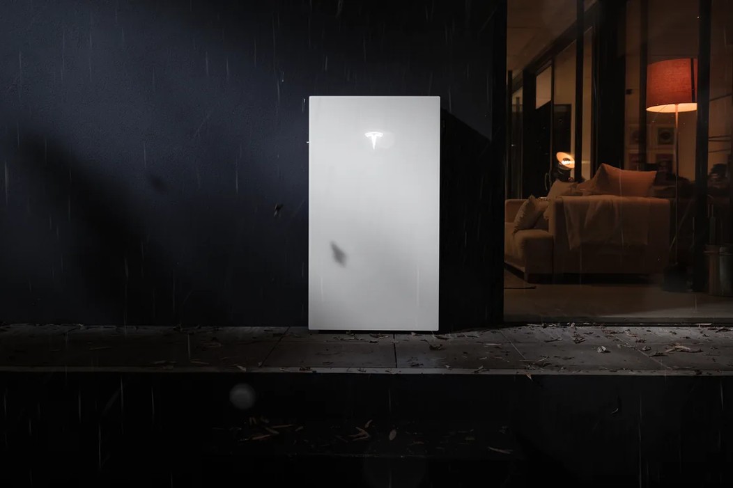 Batteriespeicher Powerwall 3P an einer Hauswand