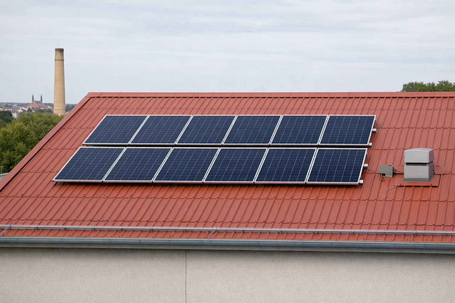 Solaranlage auf rotem Industriedach