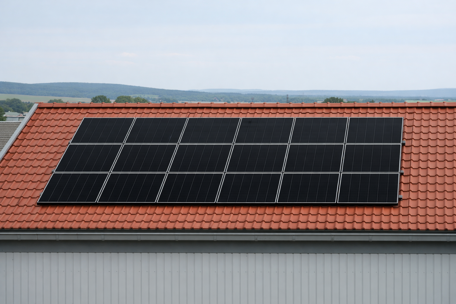 Industriegebäude mit Solaranlage und Dachziegeln